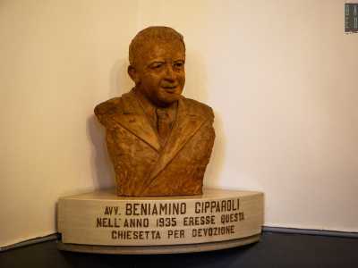 Mentre sulla sinistra � appoggiato su una mensola il busto di Beniamino Cipparoli